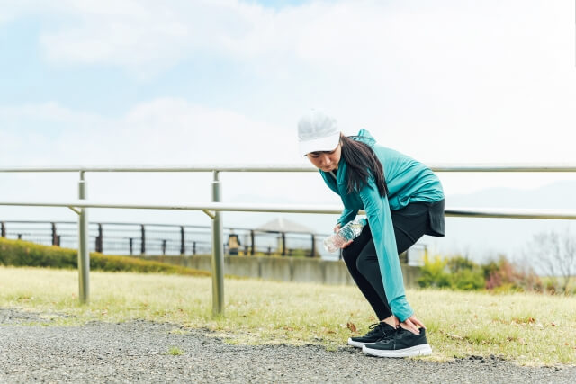 足裏の固い箇所が気になり悩む女性